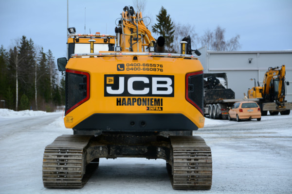 Kuvassa Lisävaloteline taakse/ peräpuntin päälle JCB 245XR