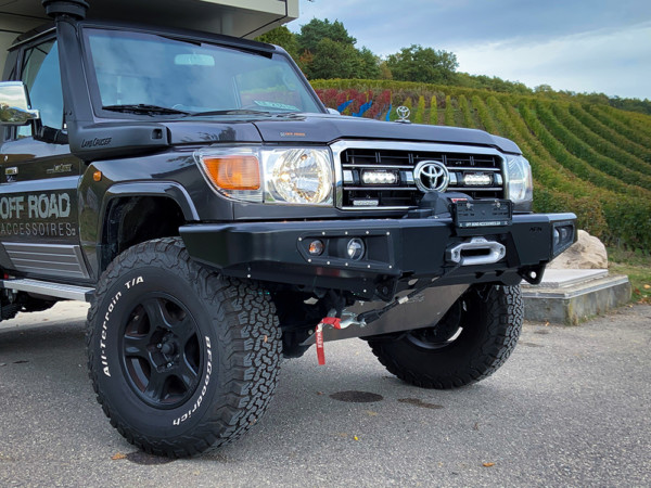 Kuvassa Lazer Grille Kit Toyota LC 70 2007-, ST4 valoilla