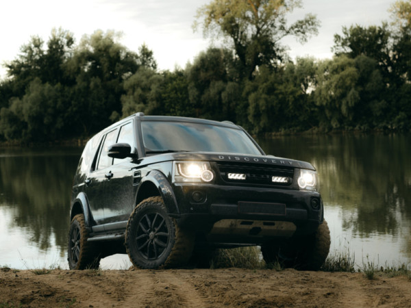 Kuvassa Lazer Grille Kit Land Rover Discovery 4, 2014-, Triple-R 750