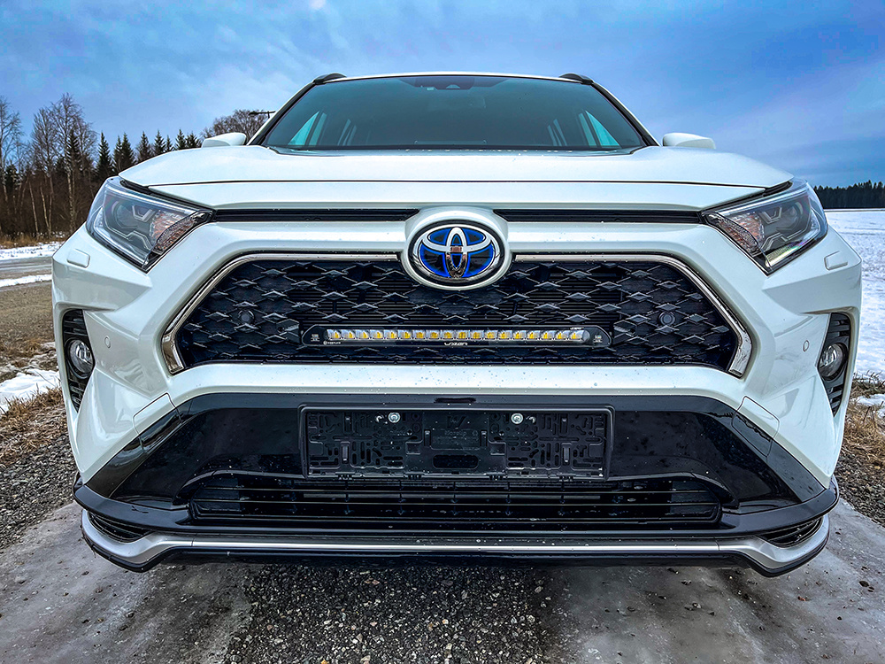 Kuvassa Grille Kit Toyota RAV4 Plug-In Hybrid 2020- linear 18 valoilla