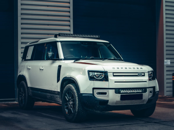 Kuvassa Lazer lisävalopaketti katolle Land Rover Defender 2020-
