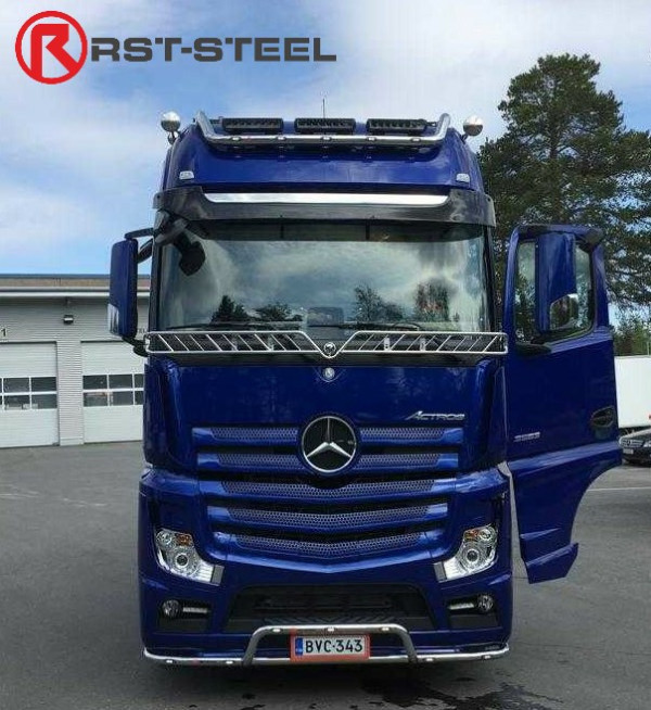 Kuvassa Lisävaloteline katolle jatkoilla MB Actros GigaSpace 2,5m