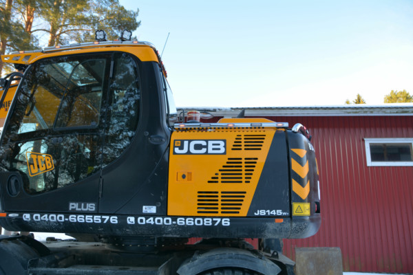 Kuvassa Valoteline sivuun/peräpuntin päälle JCB JS145W+