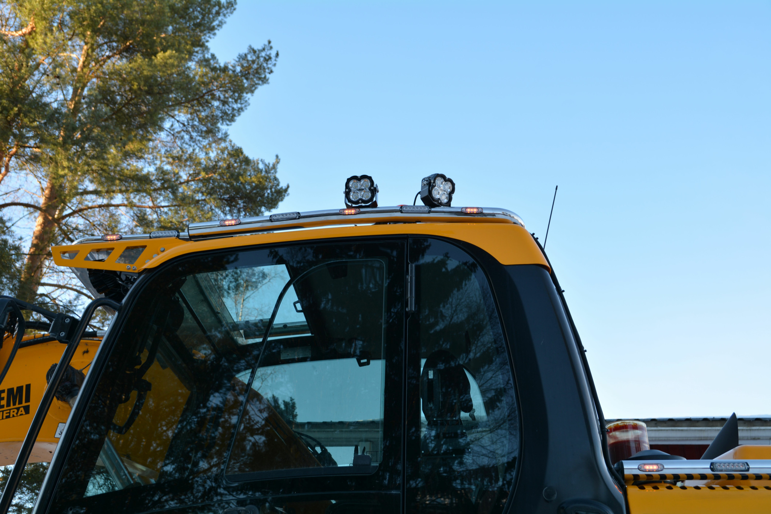 Kuvassa Valoteline katolle JCB JS145W+