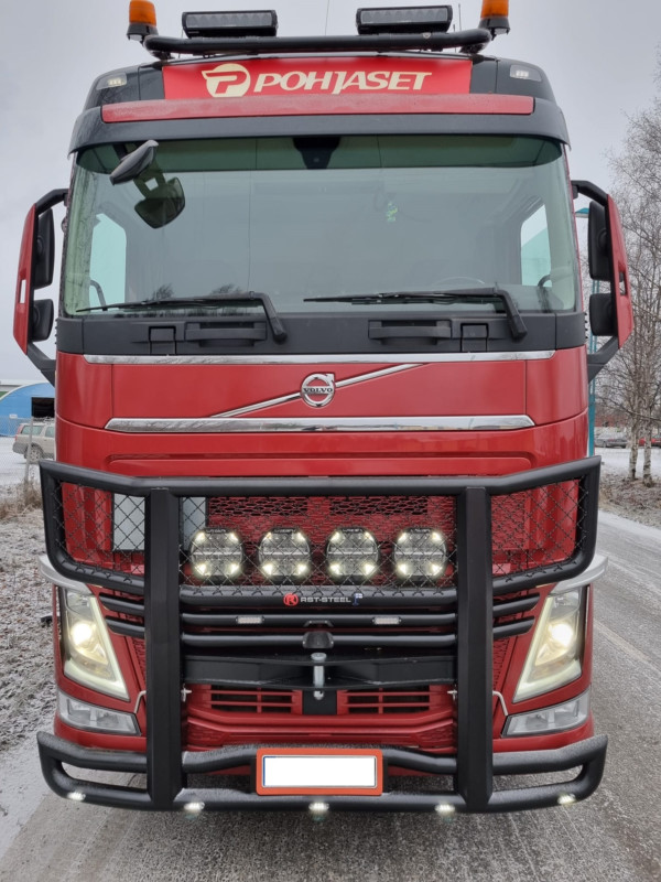 Kuvassa Karjapuskuri Freeway Volvo FH4