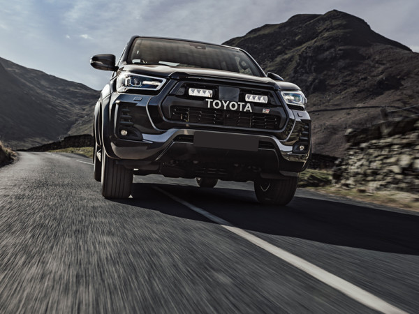 Kuvassa Lazer Grille Kit Toyota Hilux GR Sport 2023- Triple-R 750 Valoilla