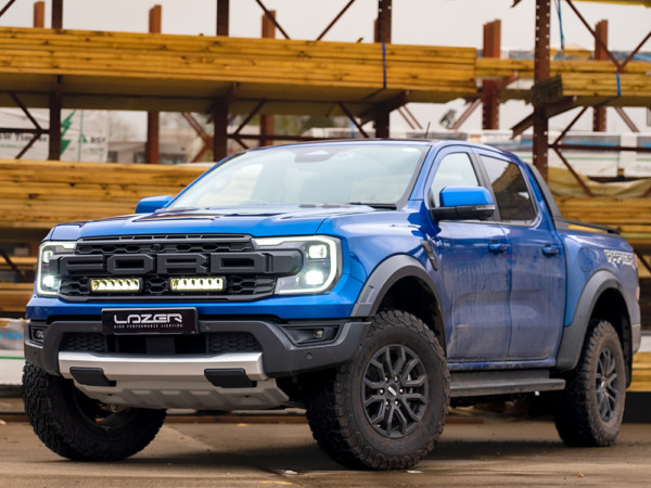 Kuvassa Lazer Grille Kit Ford Ranger Raptor 2023- Triple-R 850 valoilla