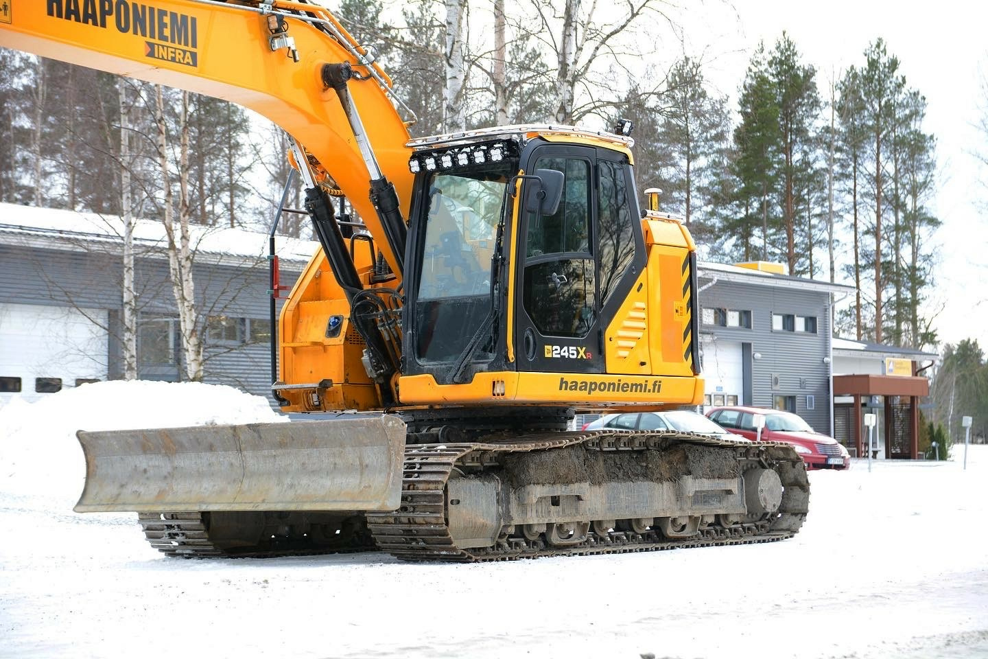 Kuvassa Lisävaloteline katolle JCB X-sarjan kaivinkoneisiin