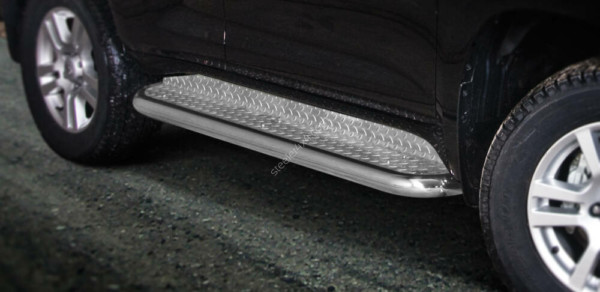 Kuvassa Astinlaudat Toyota Land Cruiser 150, 2010-2013
