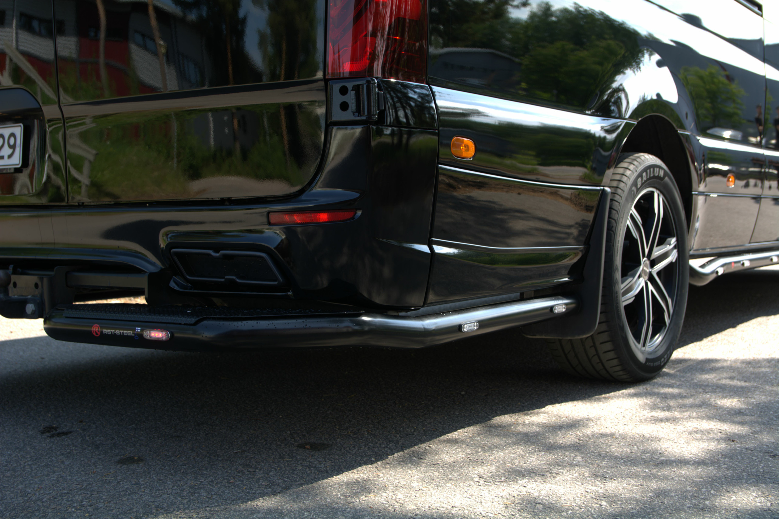 Kuvassa Takaputket astimilla MB Sprinter (A3), AMG takapuskuri