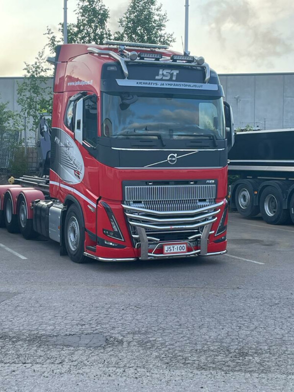 Kuvassa Karjapuskuri Lite Volvo FH/FM4