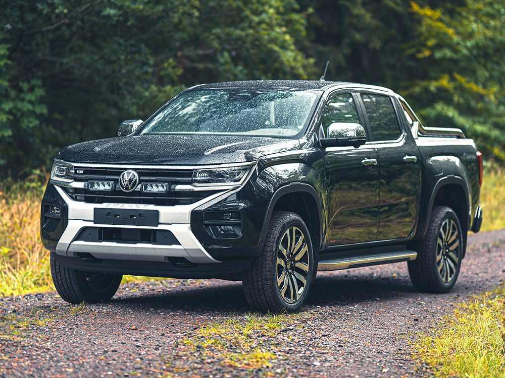 Kuvassa Lazer Grille Kit VW Amarok 2023-, Triple-R 750 valoilla