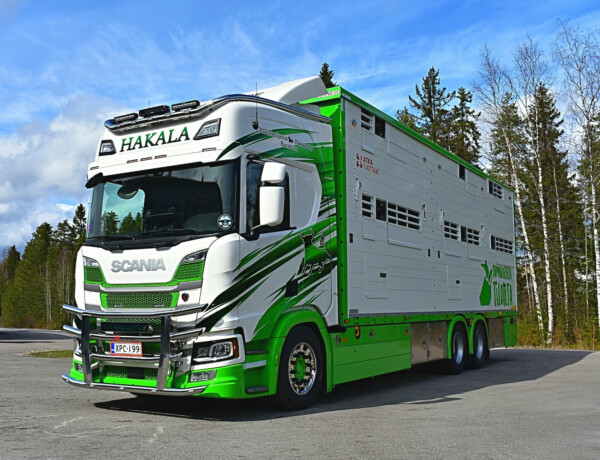 Kuvassa Karjapuskuri Freeway Scania NextGen 2017-