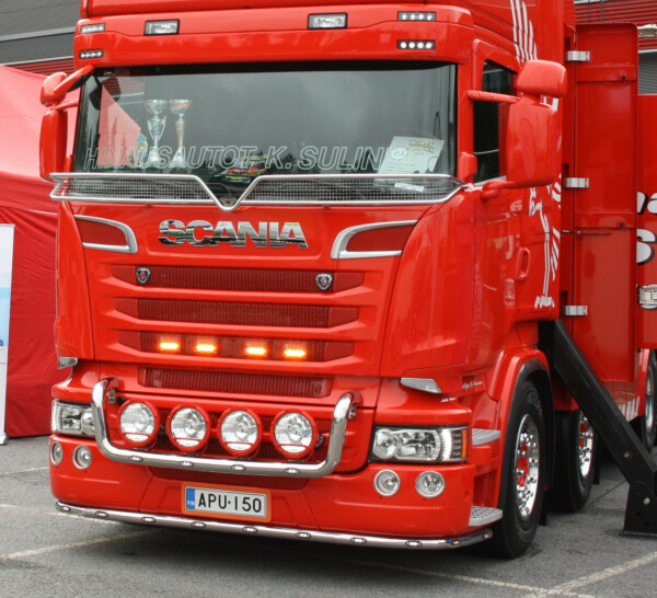 KuvassaLisävaloteline maskiin Scania R 2005-2016