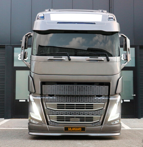 Kuvassa Mainoskyltti maskiin Volvo FH5, Leveä