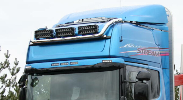 Kuvassa Lisävaloteline katolle Scania Topline 2005-2016