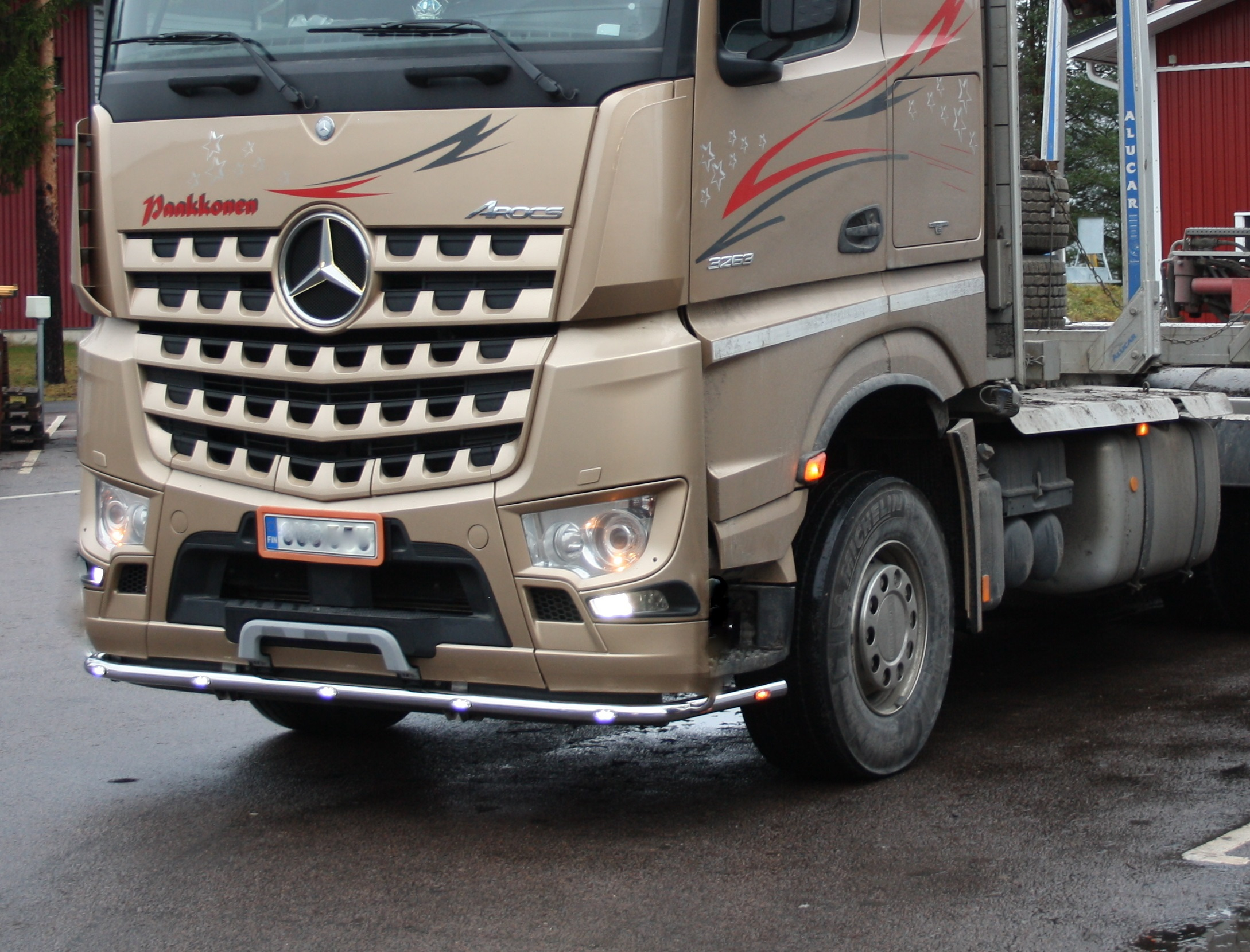 Kuvassa Etuhelmaputki MB Arocs 2.3m / 2.5m maantiemallin etupuskuri