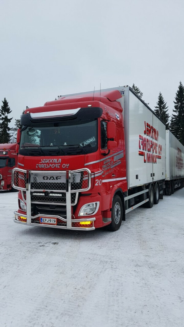 Kuvassa Karjapuskuri Freeway DAF XF 106 ->2021