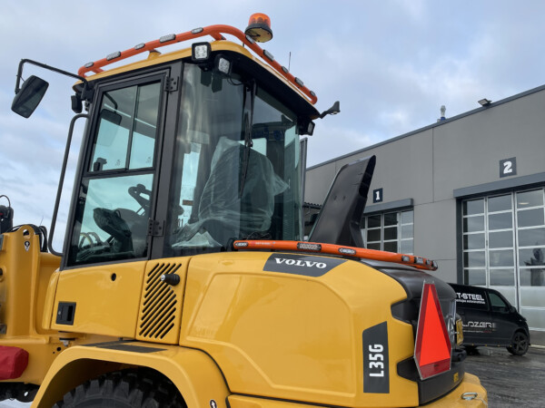 Kuvassa Valoteline taakse konepellin päälle Volvo L30-35G