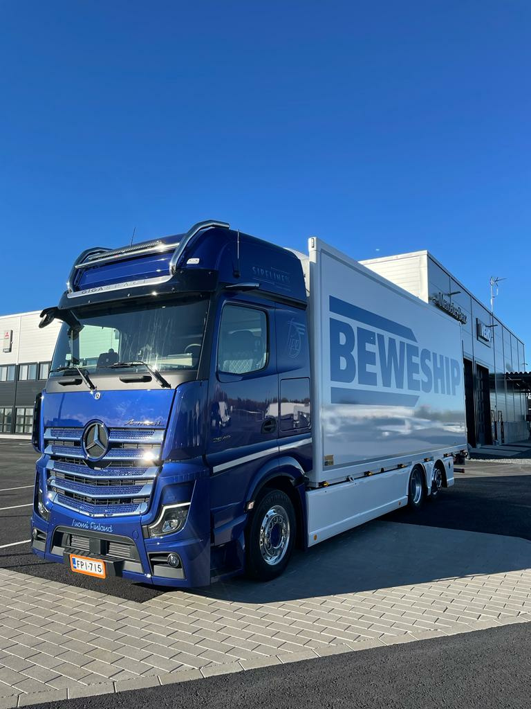 Kuvassa Lisävaloteline katolle MB Actros GigaSpace 2,5m