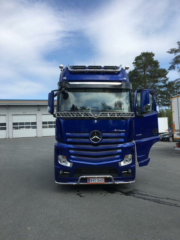 Kuvassa Lisävaloteline katolle jatkoilla MB Actros GigaSpace 2,5m