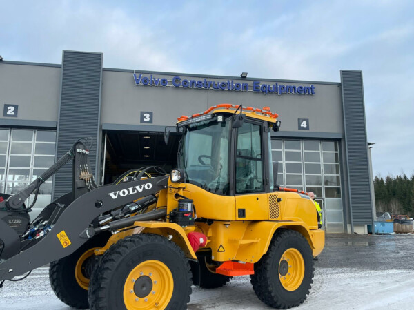 Kuvassa Valoteline katolle Volvo L30-35G pyöräkoneisiin