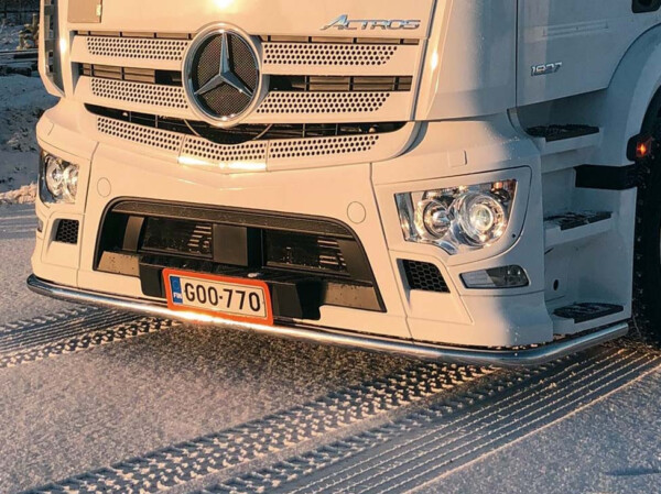 Kuvassa Etuhelmaputki MB Antos/Actros 2,3m, Jakeluauto