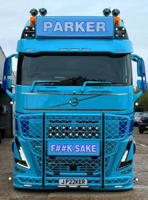 Kuvassa Aurinkolippa Volvo FH4/5 (FWG)