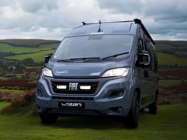 Kuvassa Lazer Grille Kitt Fiat Ducato 2022- Triple-R 750 Lisävaloilla