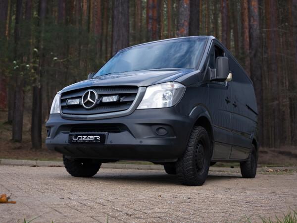 Kuvassa Lazer Grille Kitt MB Sprinter (2013-2017) Triple-R 750 lisävaloilla