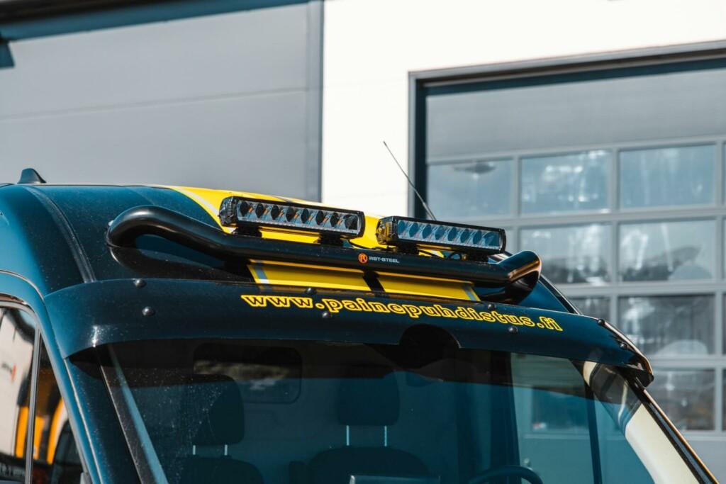 Forst Transit, jossa lisävaloteline katolla sekä 2kpl Lazer Lamps Triple-R 1000 lisävaloa