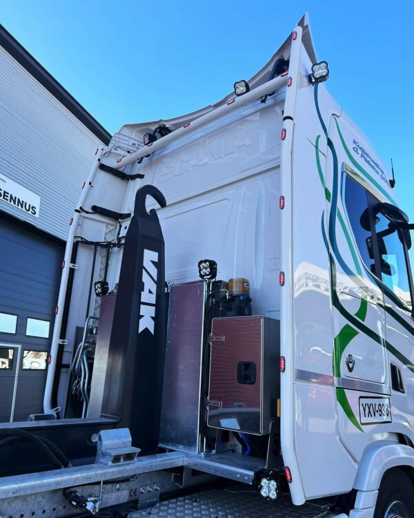 Kuvassa Koristeputket sivutuuliohjaimiin Scania NextGen S 2017-, Highline