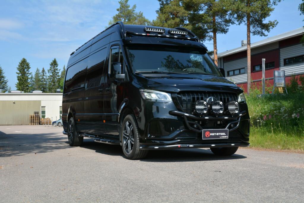 Mercedes-Benz Sprinter, jossa lisävaloteline ja 3kpl Lazer Lamps Sentinel 9" lisävaloa keulassa.