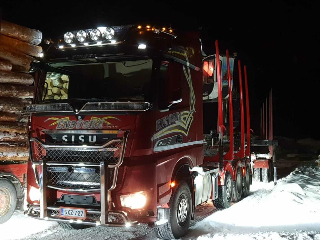 Kuvassa Karjapuskuri Freeway Sisu Polar 2014- 2,5m ohjaamolla