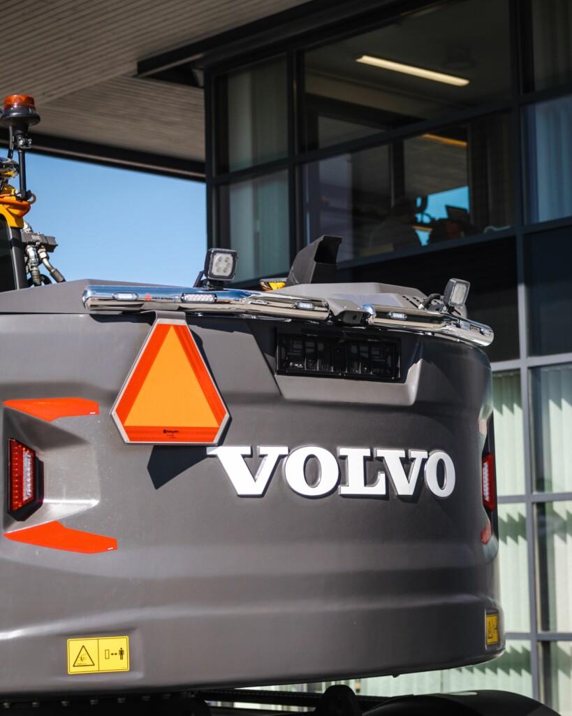 Volvo kaininkone, jossa valorauta peräpuntissa