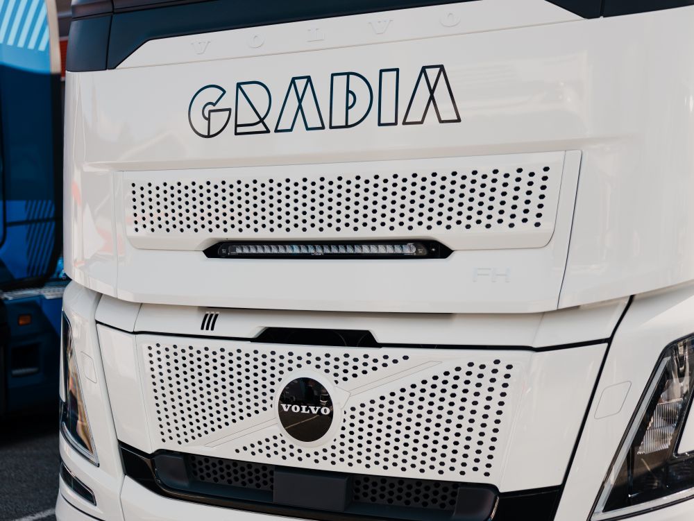 Lazer Linear 24 Lisävalopaketti asennettuna Volvo FH Aero maskiin.