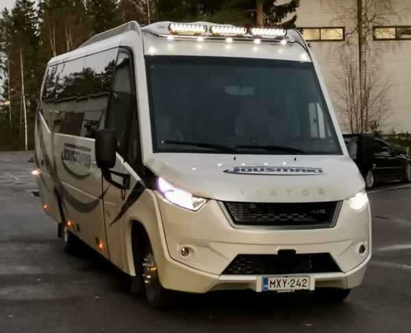 Kuvassa Lisävaloteline katolle Iveco Viator
