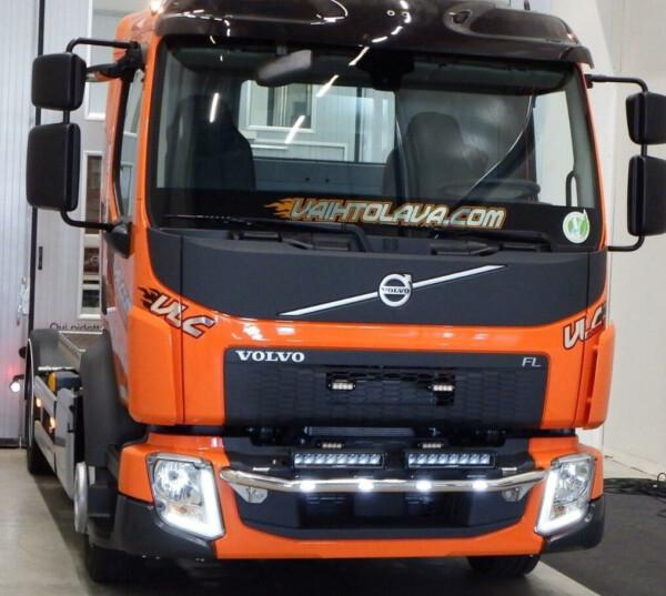 Kuvassa Lisävaloteline maskiin Volvo FL, Lazer lisävaloilla