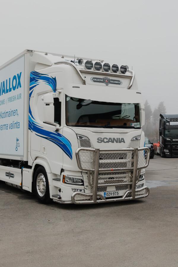 Kuvassa Lisävaloteline katolle jatkoilla (20H) Scania NG 2017 Highline