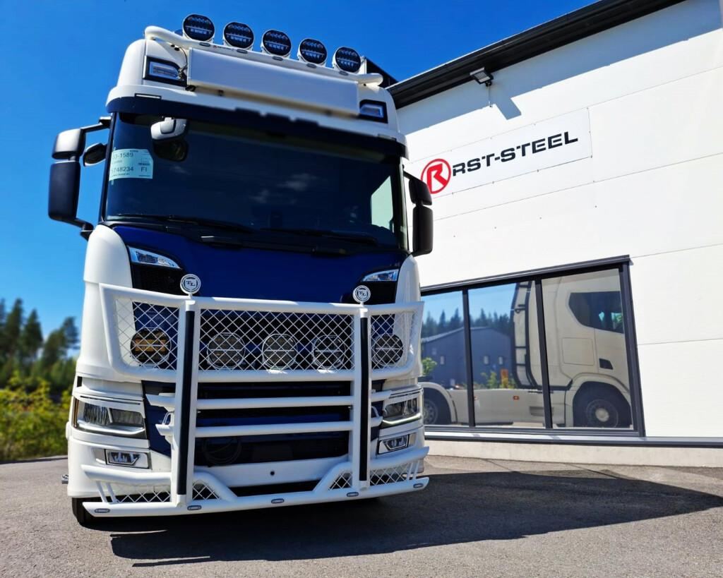 Kuvassa Karjapuskuri Freeway Scania NextGen 2017-