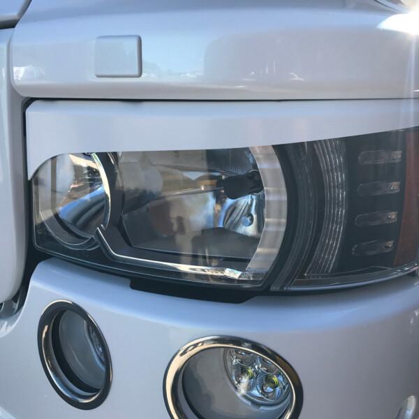 Kuvassa Silmäluomet Scania 2005-2016 Xenon valoille