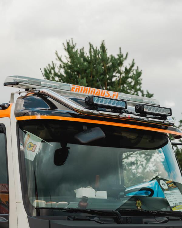 Kuvassa Lisävaloteline katolle Volvo FL 2007-