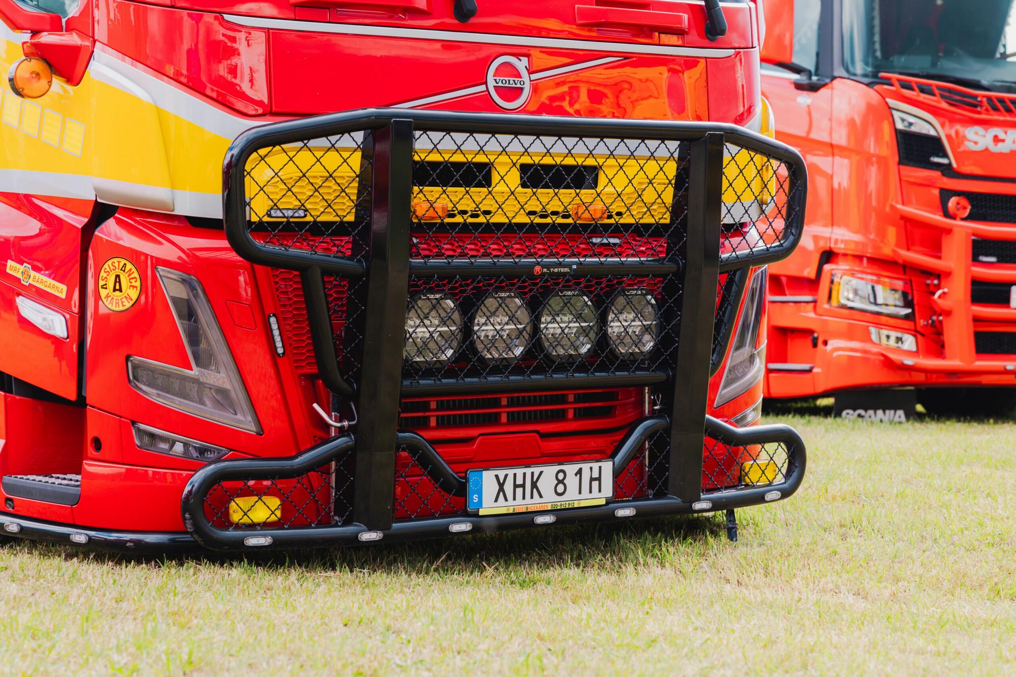 Kuvassa Karjapuskuri Freeway Volvo FM 2021-