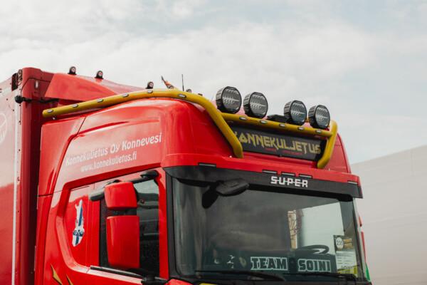 Kuvassa valoteline katolle, jatkoilla (20HS12), Scania NG 17- Highl.