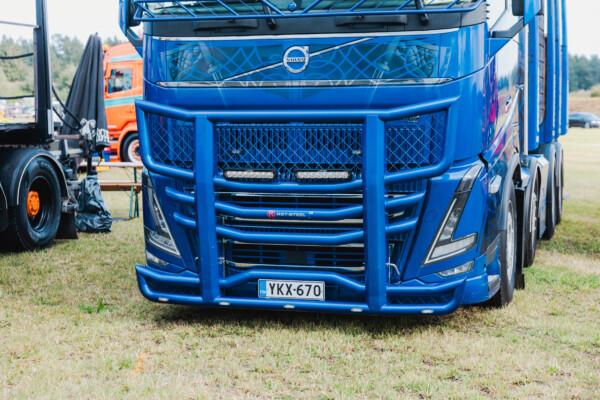 Kuvassa Karjapuskuri Freeway Volvo FH 2021-