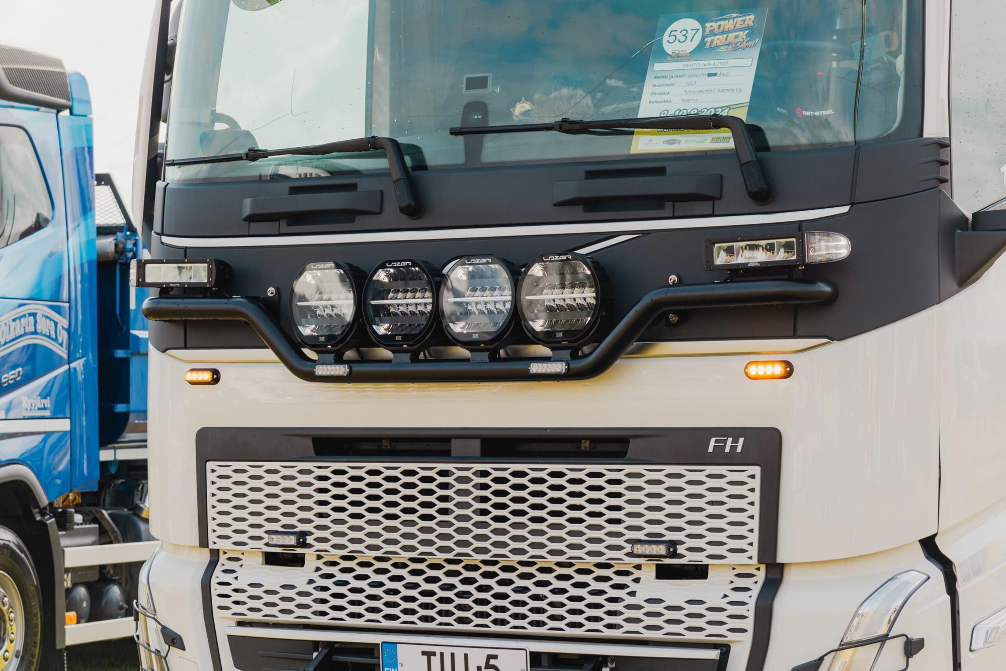 Kuvassa Auravaloteline Volvo FM/FH/FMX 2021-