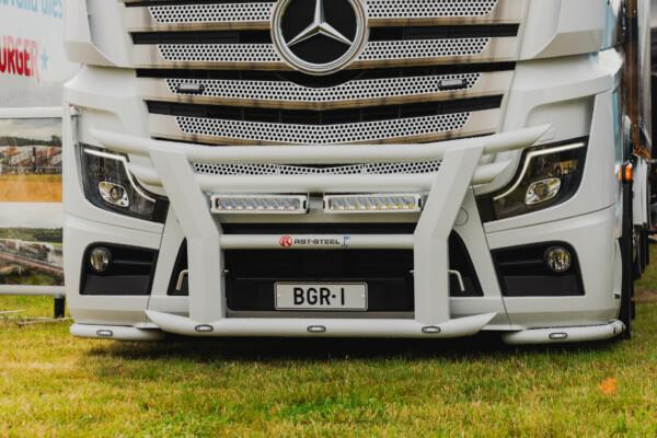 Kuvassa Karjapuskuri Lite MB Actros L 2,5m