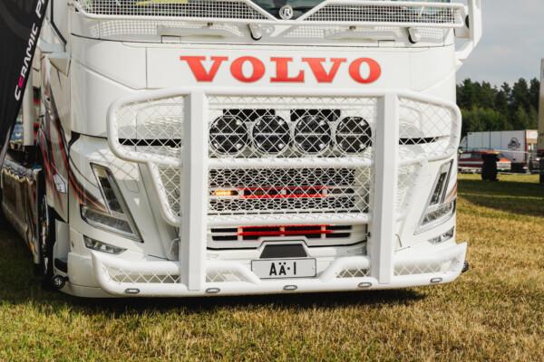 Kuvassa Karjapuskuri Freeway Volvo FM-sarja 2021-