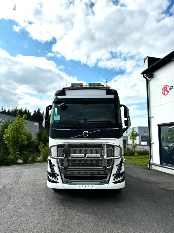 Kuvassa Karjapuskuri Dakar Volvo FH4