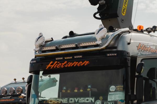 Kuvassa Lisävaloteline katolle Scania Highline 2005-2016